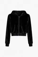 Campera con capucha de terciopelo negro, con cierre frontal completo, corte cropped y puños y cintura elásticos.