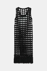 Vestido midi de crochet negro, sin mangas, con escote redondo y diseño de red. Presenta un bajo acabado con flecos largos del mismo tejido.