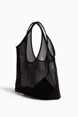 Bolso tipo shopper de malla negra, con asas de hombro y un forro interior o bolsillo pequeño extraíble de tela opaca negra.