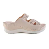 Sandalias bajas color beige con plataforma blanca, tiras anchas con diseño calado y plantilla de cuero.