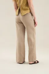 Pantalón de lino de tiro medio, con corte recto y clásico.