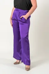 Pantalón palazzo rojo de satén con cintura elastizada y bolsillos laterales.