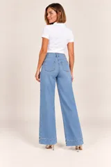 Jeans de corte ancho en color azul, con diseño de perneras amplias, tiro alto y bolsillos funcionales.
