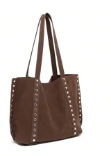 Bolso tote negro de gamuza con tachas plateadas en los laterales y doble asa de hombro.
