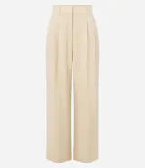 Pantalón de vestir de mujer, tiro alto, corte wide leg, color beige claro. Presenta pliegues frontales y frisos marcados.