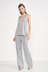 Remera plateada con lentejuelas, de corte holgado y escote redondo.