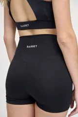 Minishort negro de tiro alto, con cintura con doble tela y recorte en la parte posterior.