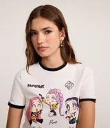 Remera de algodón color blanco, de corte ajustado, con cuello redondo y ribetes en contraste negros. Presenta estampa gráfica frontal de personajes estilo anime de las Guerreras del K-Pop.