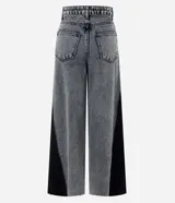 Pantalón wide leg de jean azul con diseño de recorte lateral en tono contrastante. Presenta cintura mediana con trabillas, cierre tradicional y bolsillos funcionales.