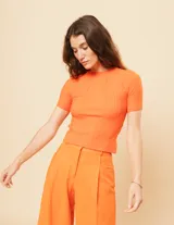 Pantalón de lino color naranja, de tiro alto y corte wide leg.