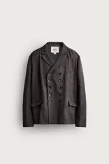 Blazer cruzado de corte relaxed fit, confeccionado en mezcla de lana de color marrón oscuro jaspeado. Presenta solapas de muesca, doble botonadura frontal multiposición y bolsillos con solapa en la cadera.