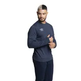 Buzo gris melange de corte clásico, cuello redondo y puños acanalados. Logo de Umbro bordado en el pecho.