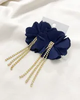 Aros colgantes con forma de flor azul marino y flecos de strass dorados.