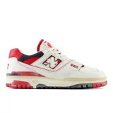 Championes New Balance 550 color blanco con detalles en rojo y negro.