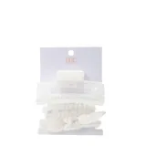 Pack de tres accesorios para el pelo en tonos nude/blanco. Incluye un broche tipo pinza grande con efecto mármol, una goma de pelo tipo espiral y una goma de pelo con lazo de tela.