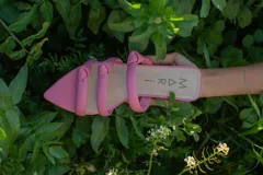 Sandalias negras de cuero con punta fina y tiras finas con nudos.