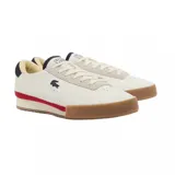 Championes Lacoste modelo Aura, de diseño retro con base de cuero color blanco, detalles en azul marino en el talón y lengüeta, franja lateral roja y suela de goma color caramelo.