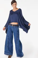 Blusa de algodón azul marino con escote en V, mangas murciélago amplias y diseño corto de corte asimétrico.