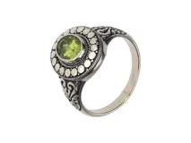 Anillo de plata 925 con diseño calado y piedra facetada color verde oliva.
