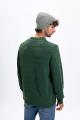 Buzo de punto color verde con diseño de rayas horizontales en relieve, cuello redondo y puños acanalados.