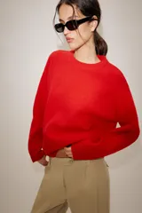 Jersey de punto con cuello redondo y manga larga, con terminaciones en tejido rib en cuello, puños y ruedo.