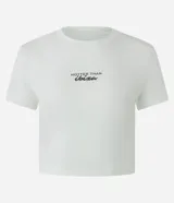 Remera de algodón de corte ajustado, cuello redondo y manga corta, color verde menta pálido, con la inscripción "HOTTER THAN IBIZA" estampada en negro en el pecho.