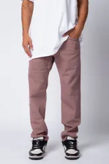 Pantalón color beige de gabardina, corte recto y estilo casual.
