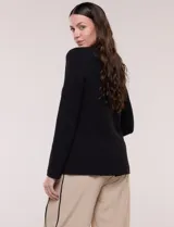 Blazer de silueta semientallada color negro, confeccionado en sastrería liviana con solapa muesca clásica, cierre frontal de un solo botón y bolsillos frontales.