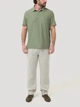 Remera polo de hombre RKF modelo Trento, color verde melange, con mangas cortas, cierre frontal de tres botones y un bolsillo aplicado en el pecho.
