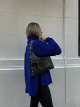 Sweater oversize de punto color azul eléctrico, con cuello alto, corte relajado y tajos laterales.