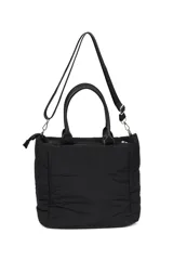 Bolso tipo tote bag color negro, con diseño acolchado y asas de mano. Incluye una correa ajustable y desmontable para llevar al hombro o cruzado. Cuenta con un bolsillo frontal con cierre y un compartimento principal también con cierre.