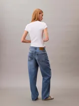 Body blanco de algodón acanalado, con cuello redondo y mangas cortas. Diseño ajustado al cuerpo.