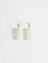 Aros colgantes con dije acrílico transparente con perlas.