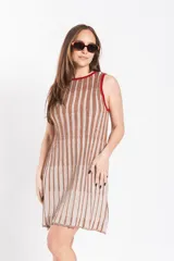 Vestido corto de punto con brillo y diseño de rayas verticales en tonos beige y marrón, sin mangas, con escote redondo y ribetes en color rojo.