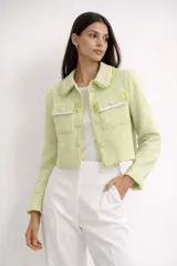Chaquetas de tweed color verde claro con bolsillos frontales, cierre de botones y detalles de flecos en solapas y puños.