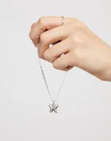 Dije con forma de mariposa, bañado en plata de ley.
