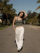 Top tipo halter de tejido seamless color verde militar, con push up removible y el logo de la marca estampado en el pecho.