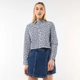 Camisa de manga larga con estampado de cuadros vichy en azul marino y blanco, con detalles de bordados florales en tono blanco y diseño corto.