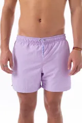 Short de baño lila de nylon con cintura elástica y cordón ajustable. Tiene bolsillos laterales y un bolsillo trasero con cierre.
