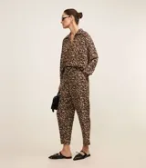 Pantalón pijama de crepé con estampado de leopardo, tiro alto con lazo y punteras en el cordón.