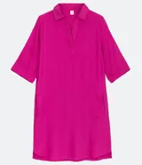 Vestido corto fucsia de viscosa, con cuello camisero, escote en V profundo, mangas 3/4 y bolsillos laterales.