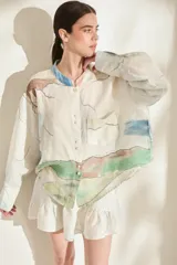 Camisa de lino italiano color crudo con estampado artístico de paisajes, cuello mao, manga larga, cierre frontal de botones y un bolsillo en el pecho.