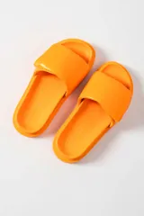 Sandalia tipo slide color fucsia, con suela track de plataforma y tira ancha acolchada en el empeine.