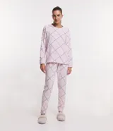 Pijama largo de fleece color rosa claro con estampado de corazones. Incluye un buzo de manga larga con cuello redondo y un pantalón largo con cintura elástica.