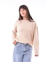 Buzo de manga larga a rayas horizontales color beige y blanco.