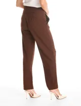 Pantalón de vestir color marrón, de corte wide leg y tiro alto. Presenta una cintura ancha con detalles de hebillas y botones decorativos en tono dorado, además de bolsillos laterales funcionales.