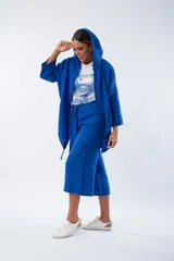 Campera de lino azul con capucha, mangas 3/4 y bolsillos laterales.