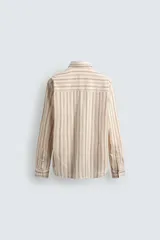 Camisa de corte relajado confeccionada en tejido con mezcla de viscosa, con diseño de rayas verticales en tonos beige y marrón. Presenta cuello solapa, cierre frontal de botones, manga larga con puños abotonados y un bolsillo en el pecho.