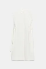 Vestido midi camisero de algodón color negro, con cuello solapa, sin mangas y cierre frontal con botones ocultos por solapa. Incluye cintura ajustable con tiras de lazada lateral en el mismo tejido.