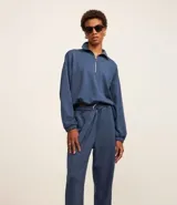Pantalón recto color azul, de talle alto con cinturón incorporado con hebilla metálica redonda y bolsillos laterales. Pertenece a la marca Marfinno.